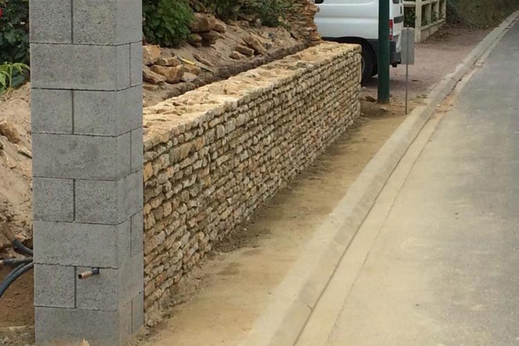 mur en moellon avec poteau beton